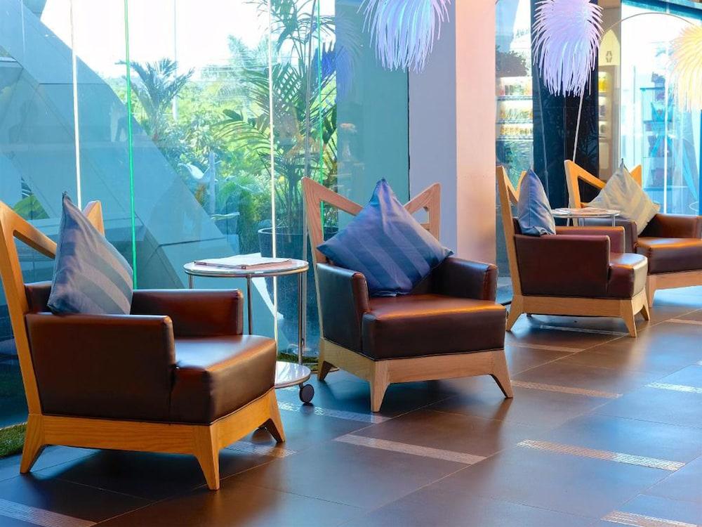The Xtreme Suites - Lobby Sitting Area