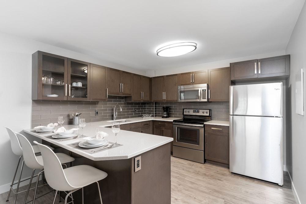 Fort Garry Place Furnished Suites - Private Kitchen