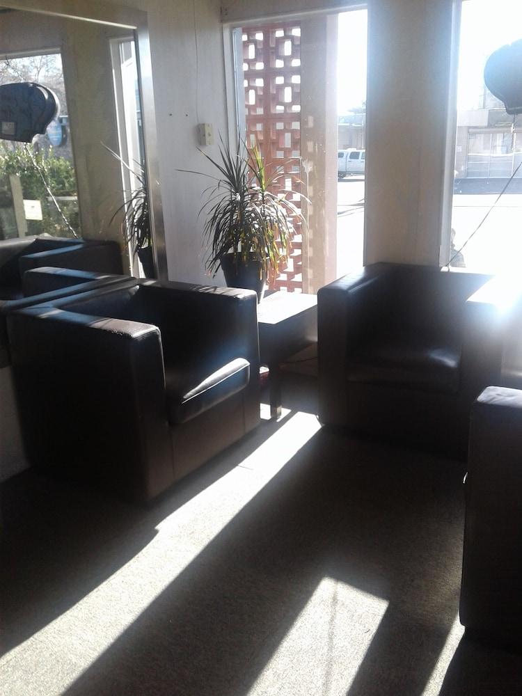 Desert Rose Inn - Lobby Sitting Area