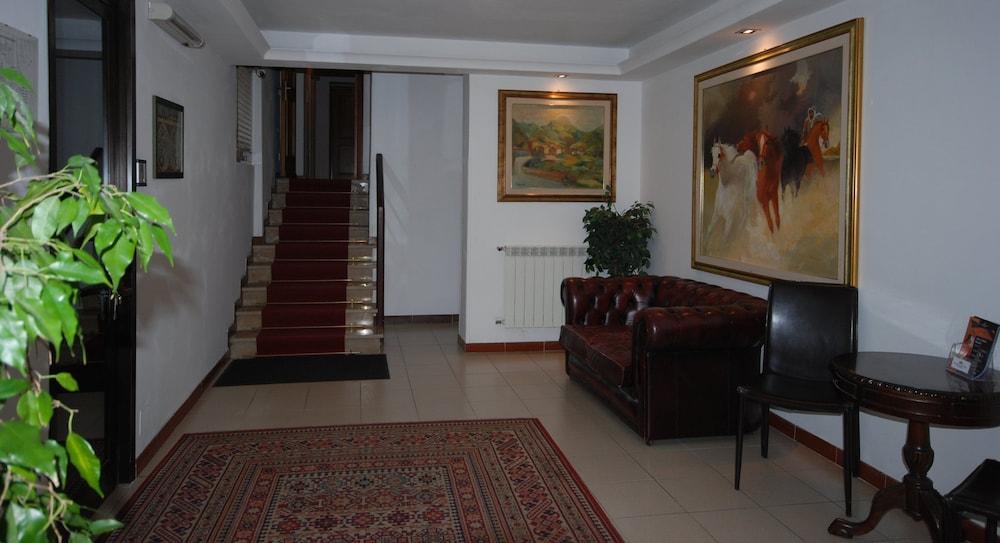 Hotel Residence Villa Tassoni - Lobby Sitting Area