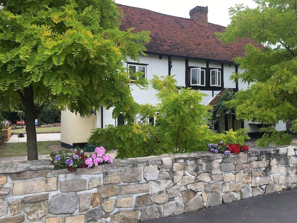 Heathrow Cottages B&B - Featured Image