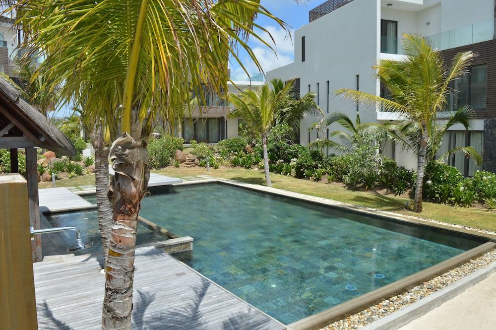 Rose Des Sables Beachfront Apartments - Outdoor Pool