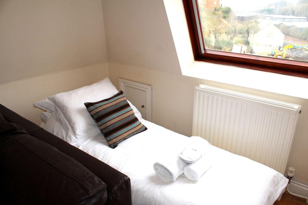 Cotswolds Valleys Accommodation - Exclusive use character one bedroom family holiday apartment - Room