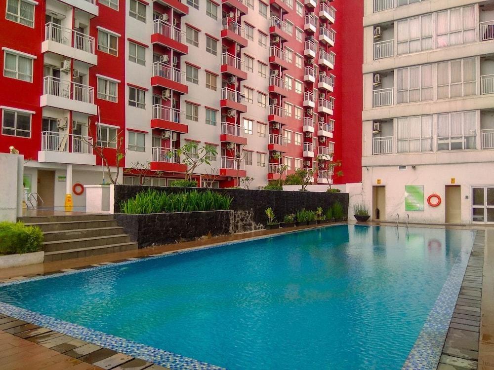 Cozy Living Studio Apartment Taman Melati near Universitas Indonesia - Outdoor Pool