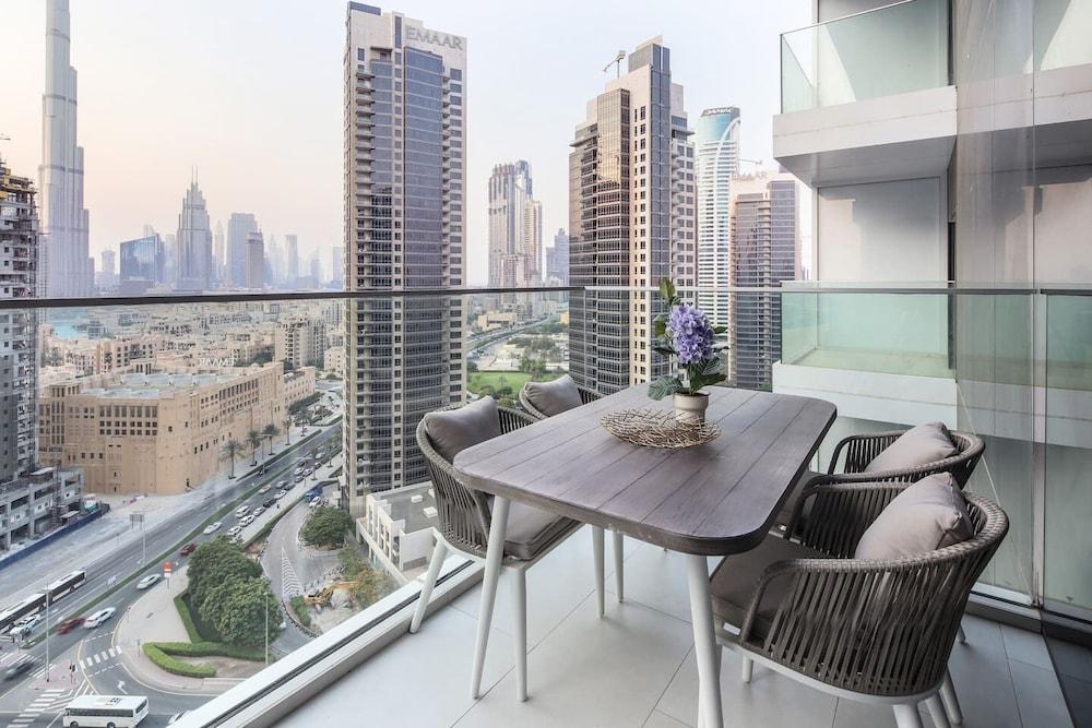 Stunning Studio w/ Burj Khalifa View! - Featured Image