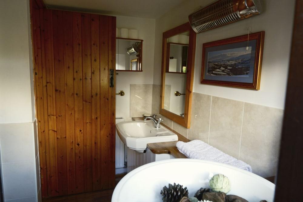 Gilfach Farm Holiday Accommodation - Bathroom