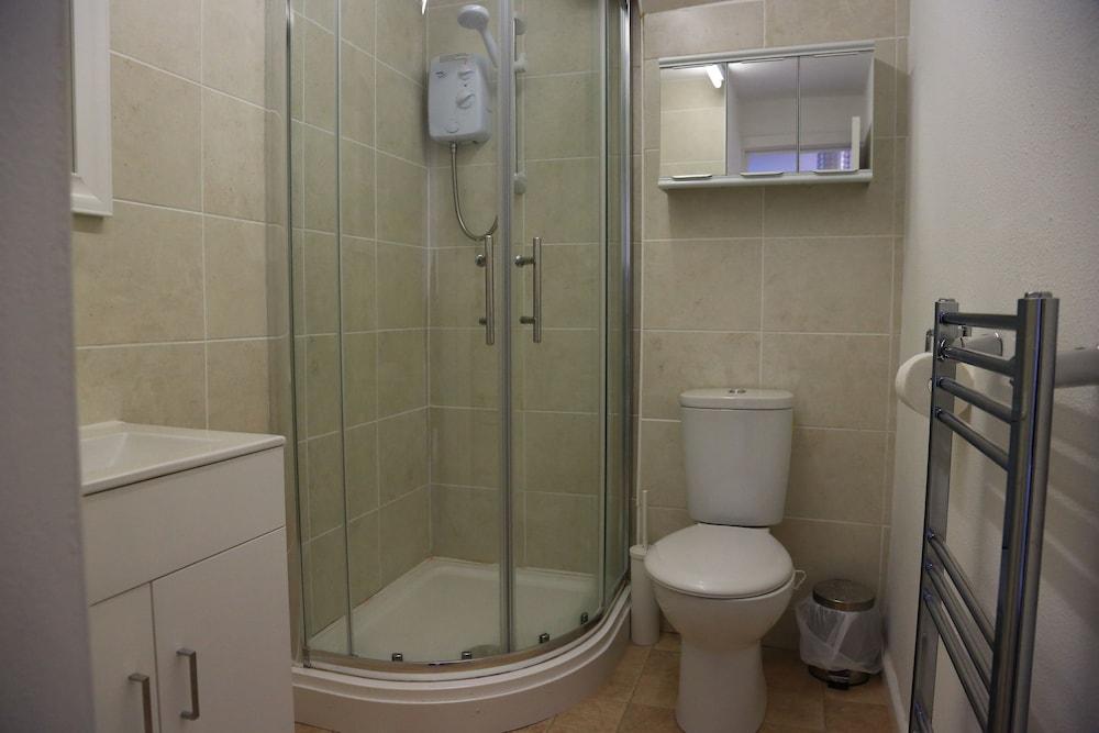 Devoncoast Seaview Apartments - Bathroom