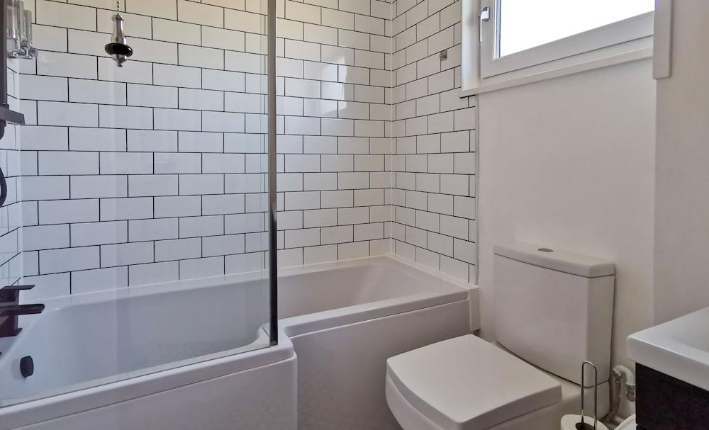 Clayton House by Your Lettings UK - Bathroom