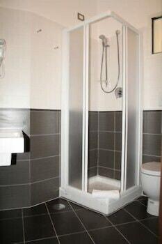 Rental in Rome 2000 - Bathroom Shower