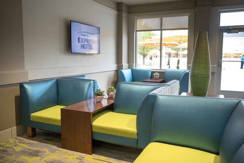 Cedar Point's Express Hotel - Lobby Sitting Area