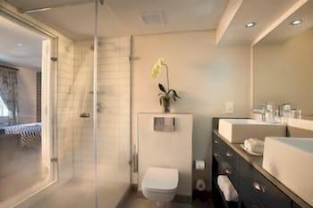 Delmon Plaza Suite - Bathroom