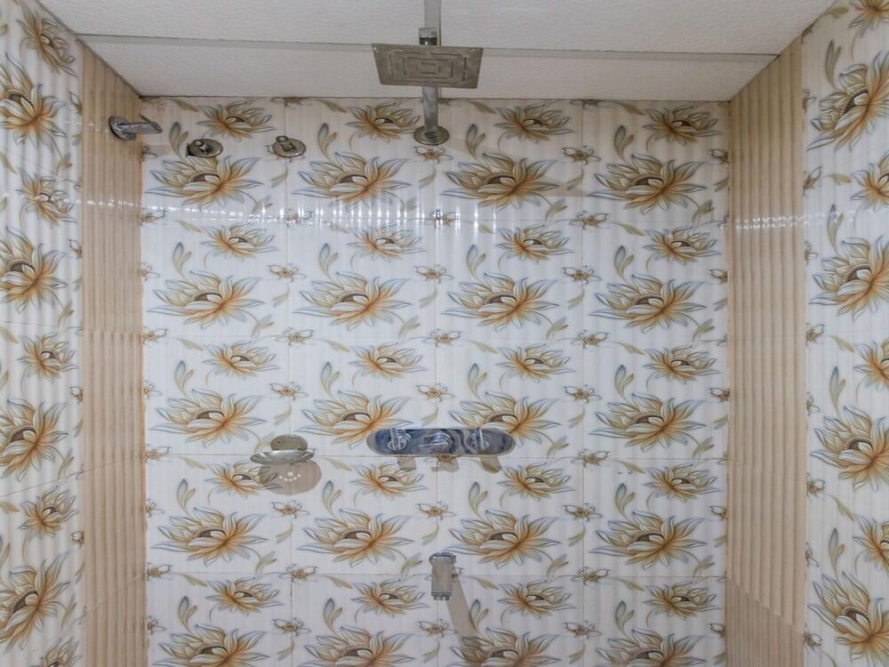OYO 13531 Hotel Sundaram Palace - Bathroom Shower