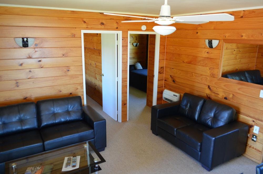 Cedarwood Lakeside - Living Room