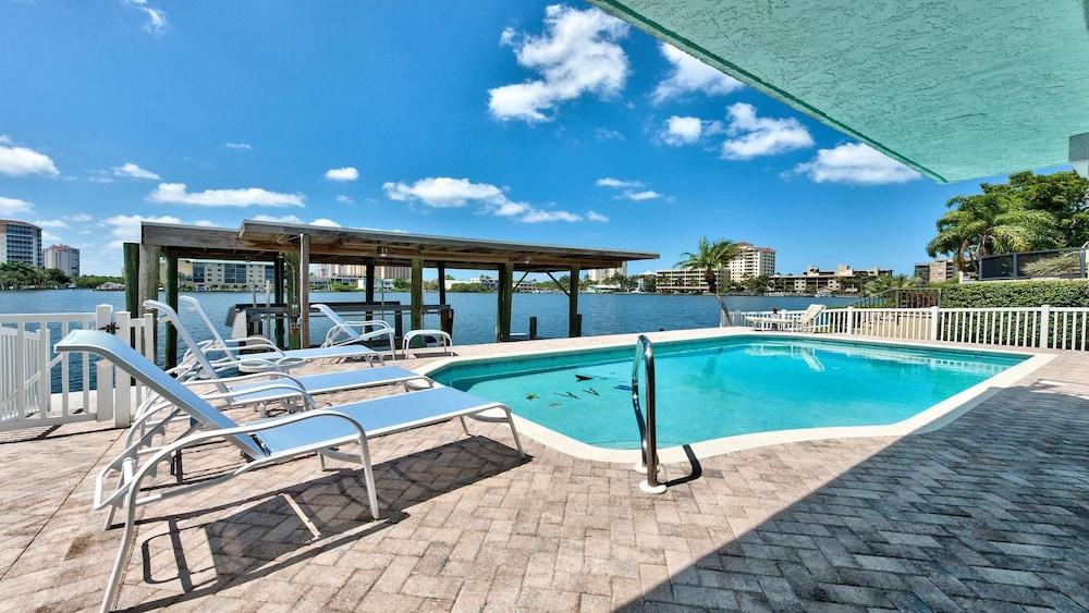 Canal Grande Waterfront 6 Bedroom Holiday Home by Naples Florida - Outdoor Pool