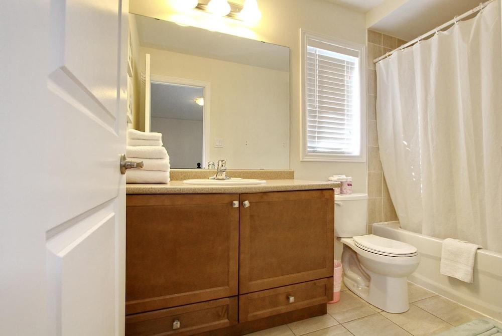 Executive Suite at Brampton House - Bathroom Shower