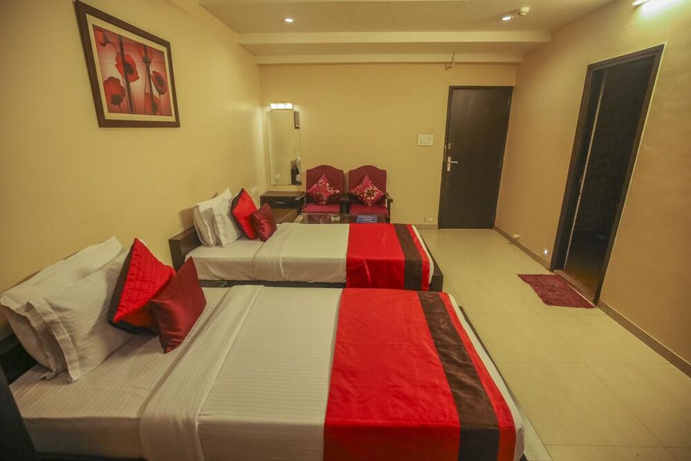 OYO 703 Hotel Shahi Palace - Room