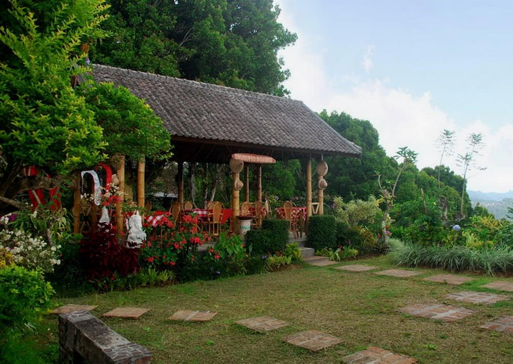 KARANG SARI Guesthouse & Restaurant - Property Grounds