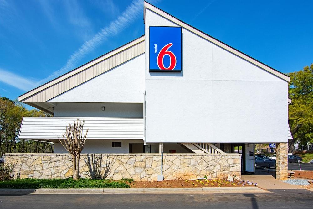 Motel 6 Charlotte NC Airport - Featured Image