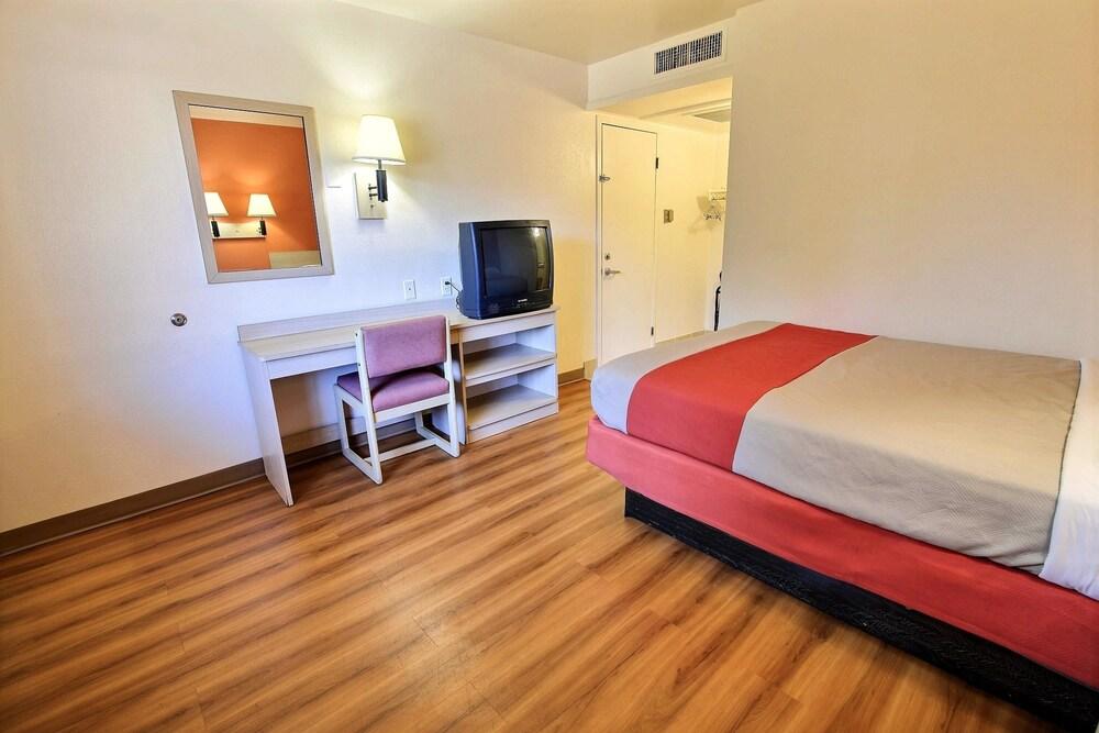 Motel 6 Williamsburg - Guestroom