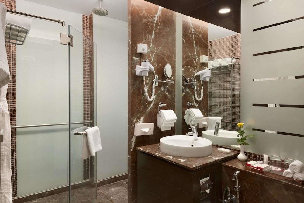 Ramada by Wyndham Powai Hotel & Convention Centre - Bathroom