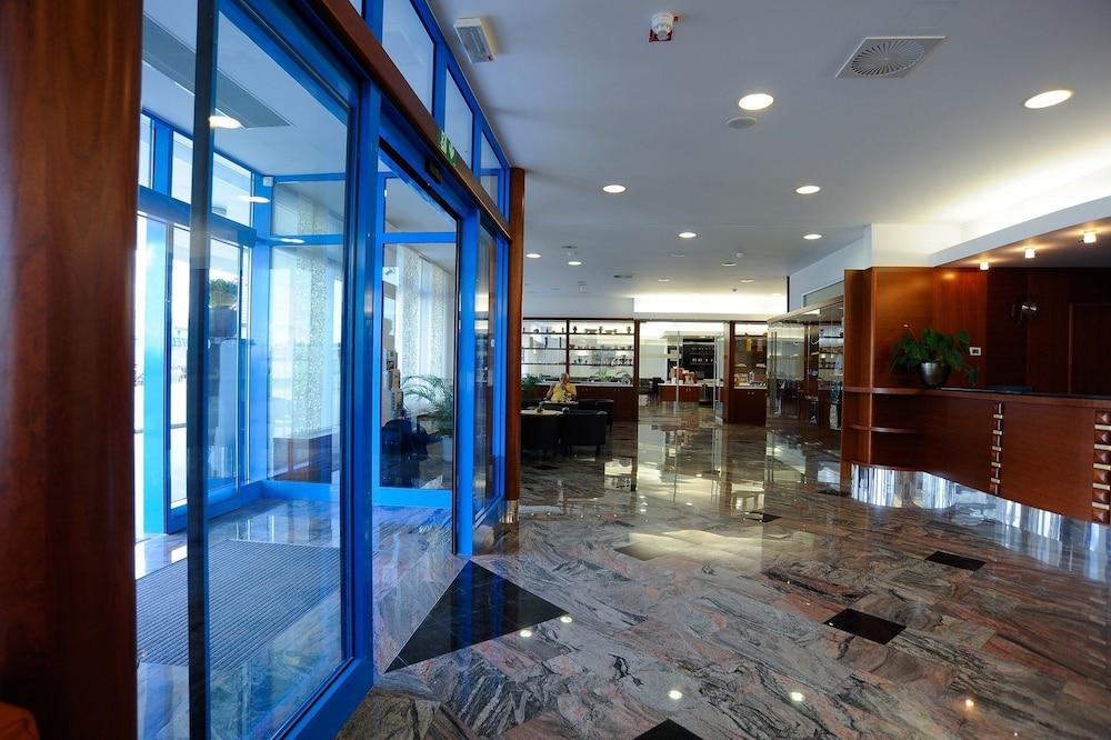 Garni Hotel Azul - Interior Entrance