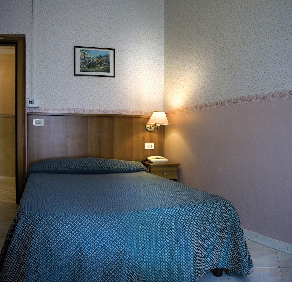 Hotel Salaria - Room