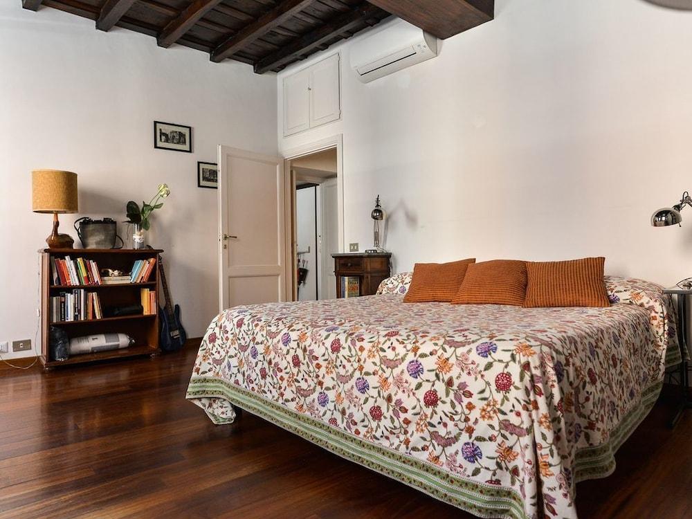 Spanish Steps Apartment - Featured Image