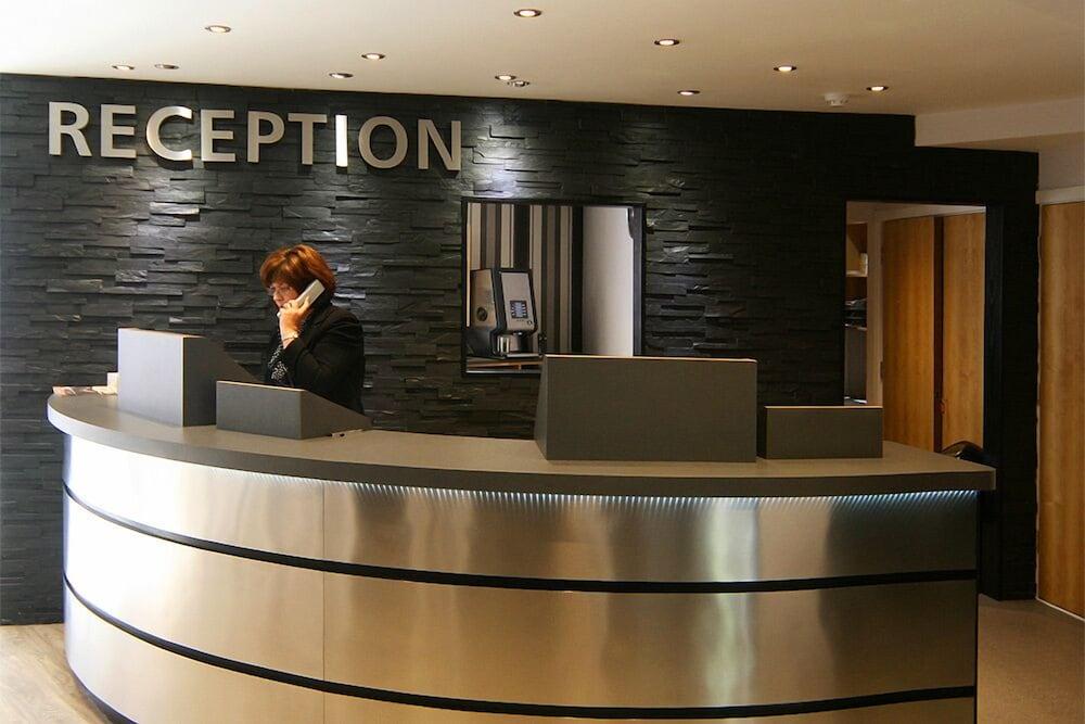 Damon's Hotel - Lobby