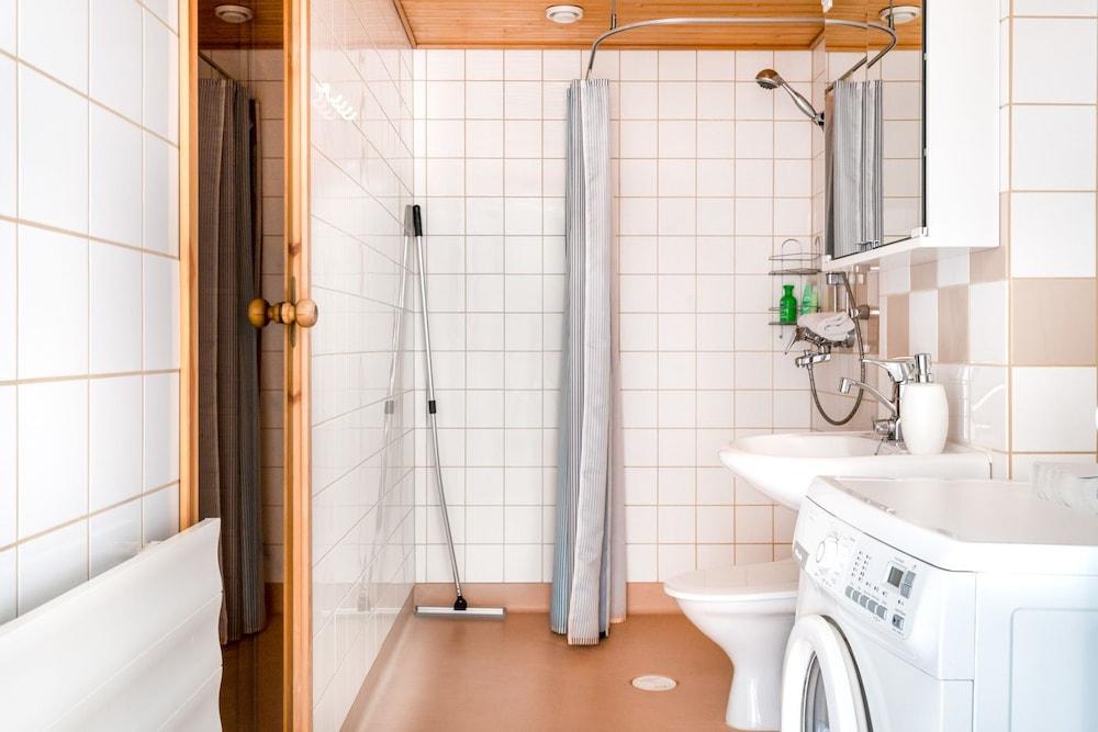 Hiisi Homes Vantaa Sauna Airport - Bathroom