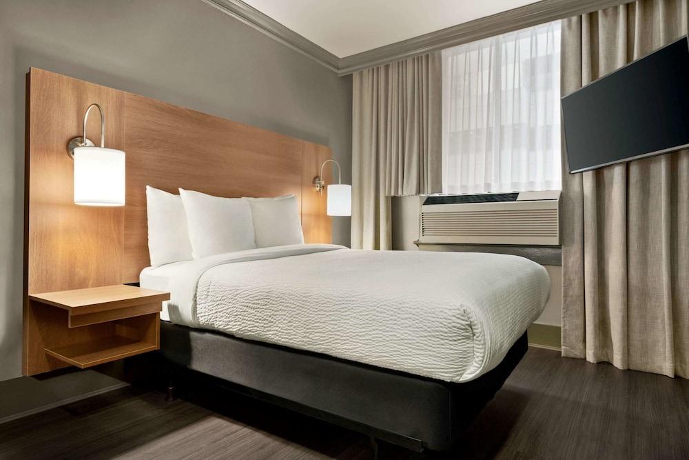 Days Inn by Wyndham Vancouver Downtown - Featured Image
