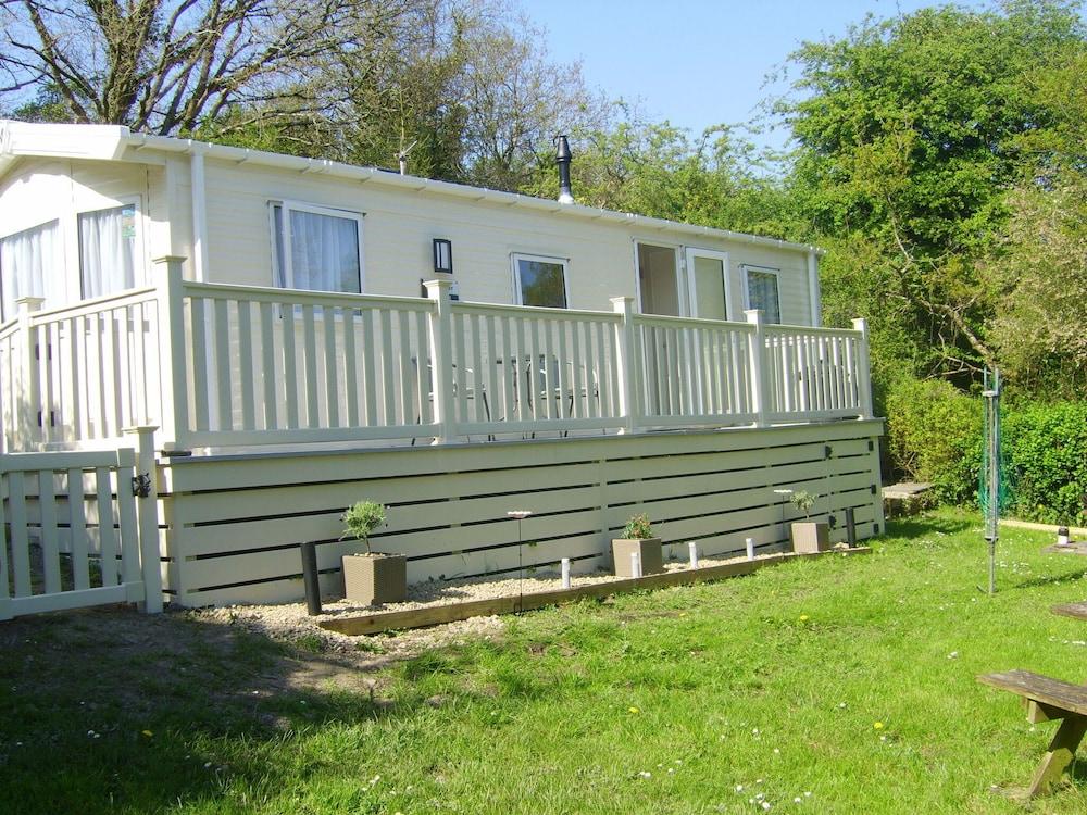 Simplistic Holiday Home in Cardigan With Garden - Featured Image