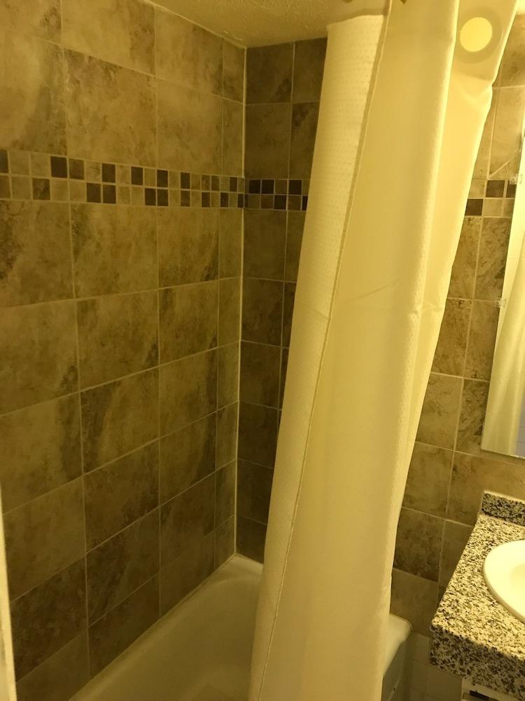 Western Inn - Bathroom