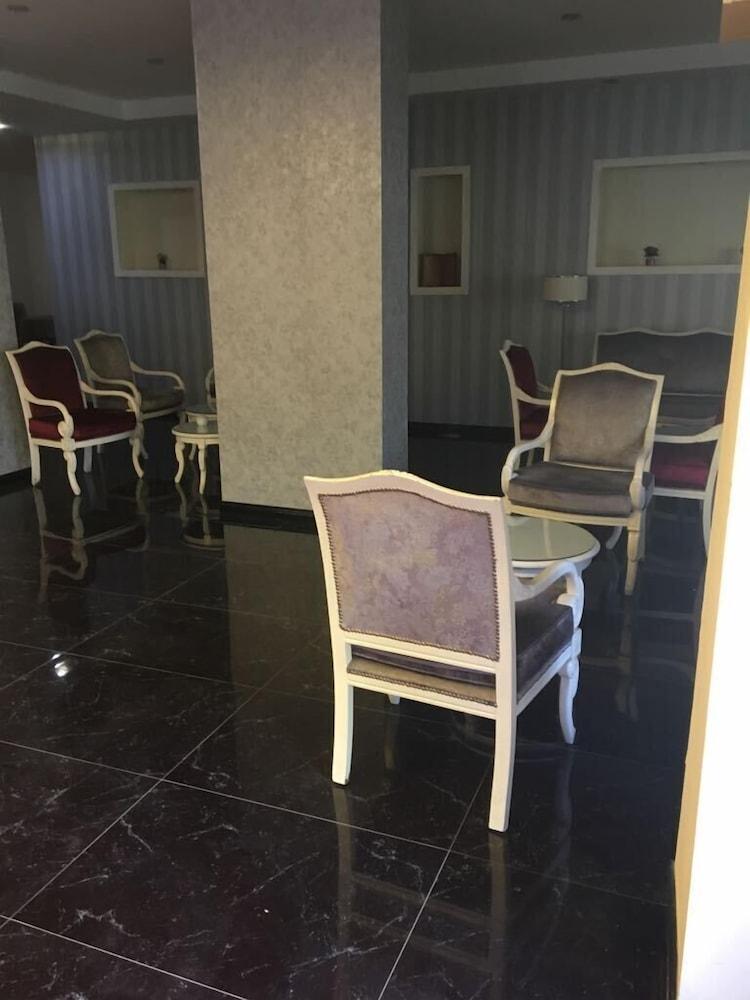 ديماسوس أوتل - Lobby Sitting Area