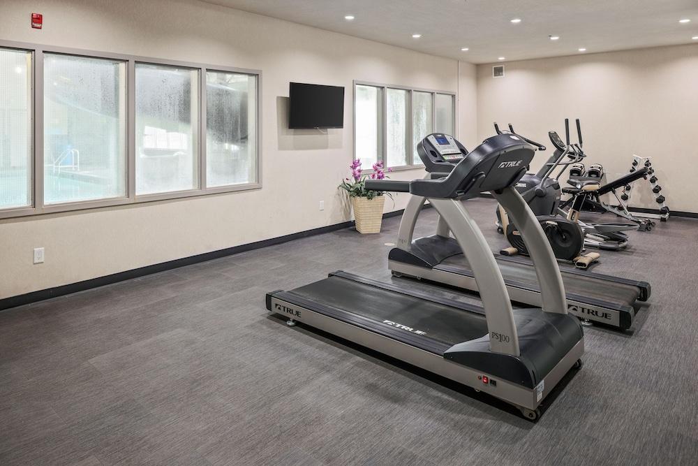 Home Inn and Suites Regina Airport - Gym