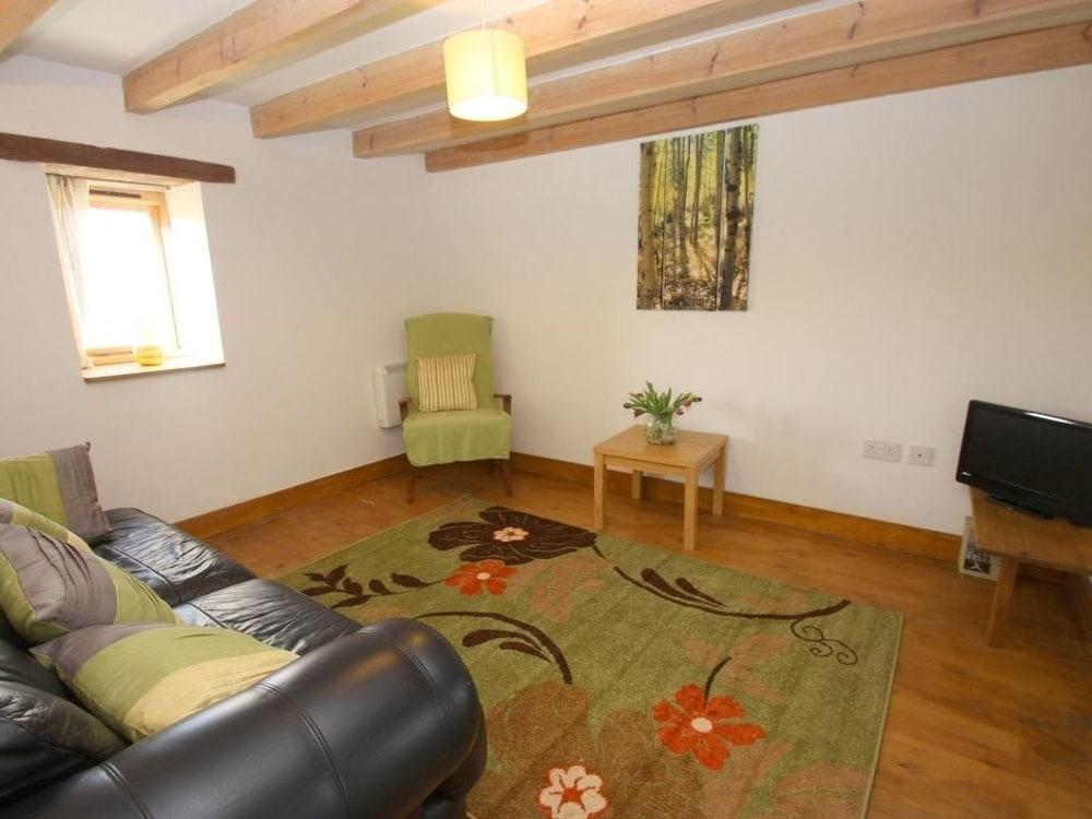 Foxglove Cottage - Living Area