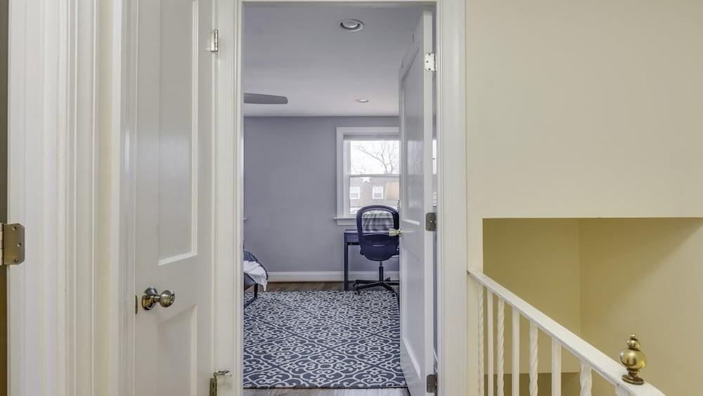 Spacious Colonial House in Alexandria | CozySuites - Room