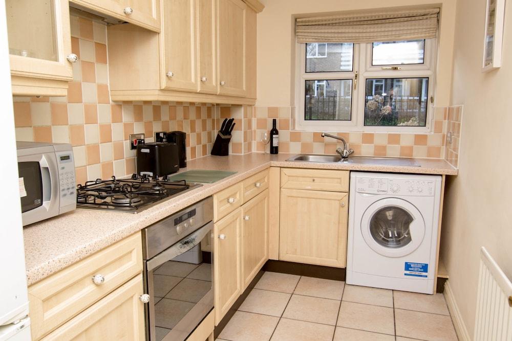 Annandale Court Serviced Apartments - Private kitchen