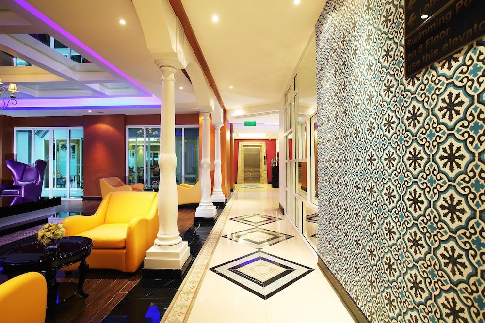Chillax Resort - Lobby Sitting Area
