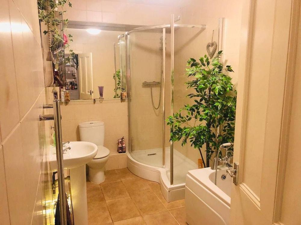 Ilkley Central One Apartment - Bathroom