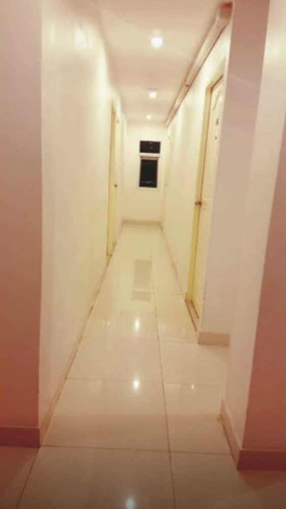Chauhan Inn - Hallway