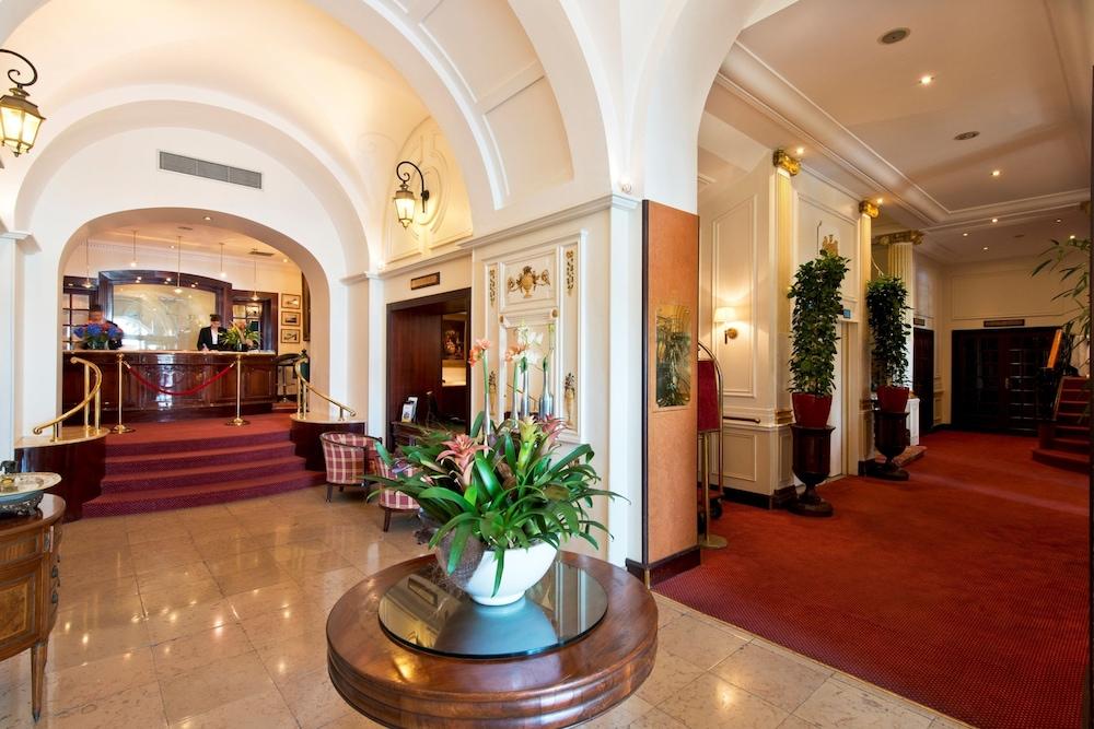 Hotel West End Nice Promenade - Interior Entrance