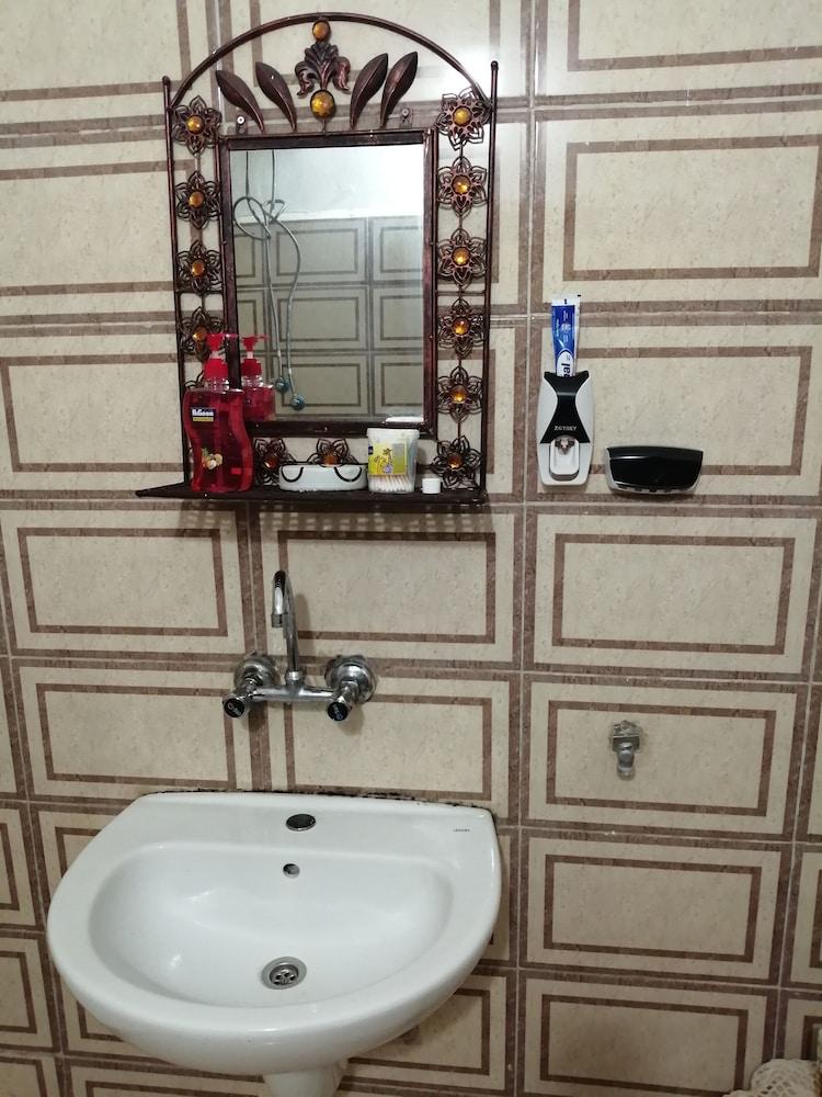 Ibn Khaldoon Apartment - Bathroom