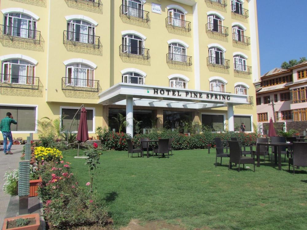 Hotel Pine Spring Wazir Bagh - Front of Property