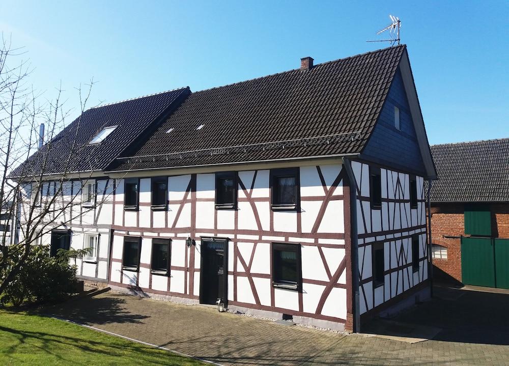 Gräfrath Gästehaus Neunkirchen-Seelscheid - Featured Image