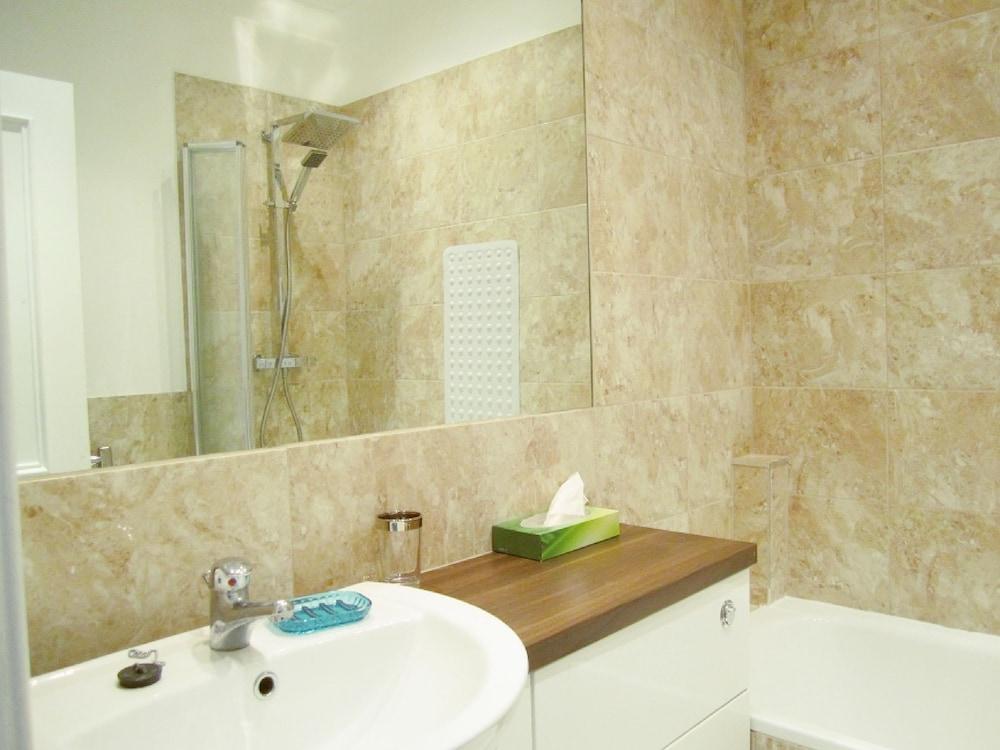 Edinburgh City Retreat Apartments - Bathroom
