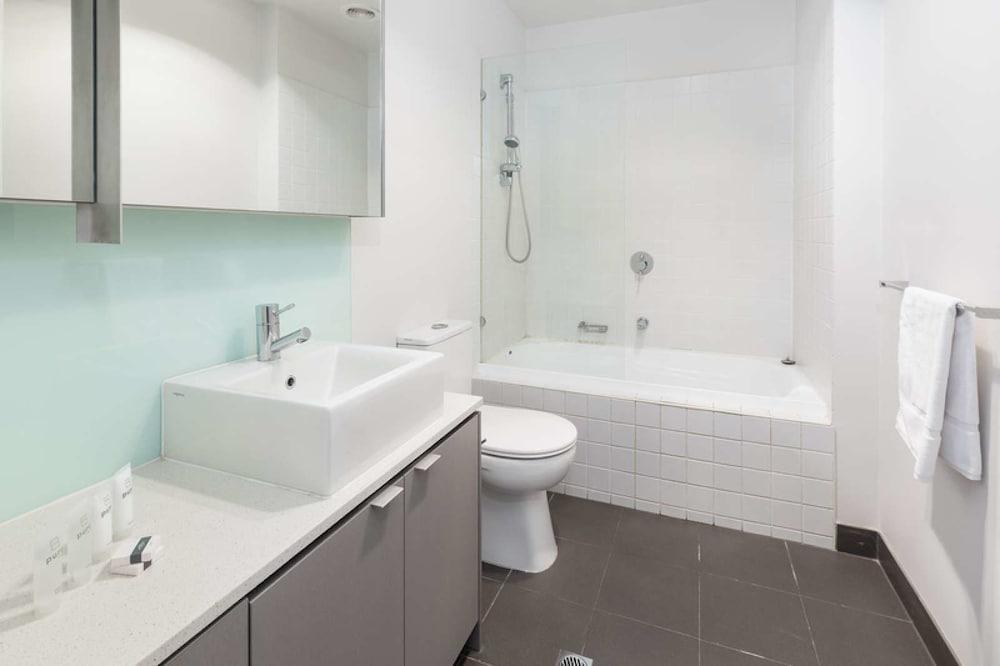 Executive Apartment With Bay Views - Bathroom