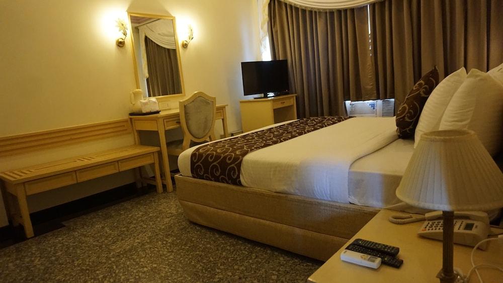 Hotel Poonja International - Room