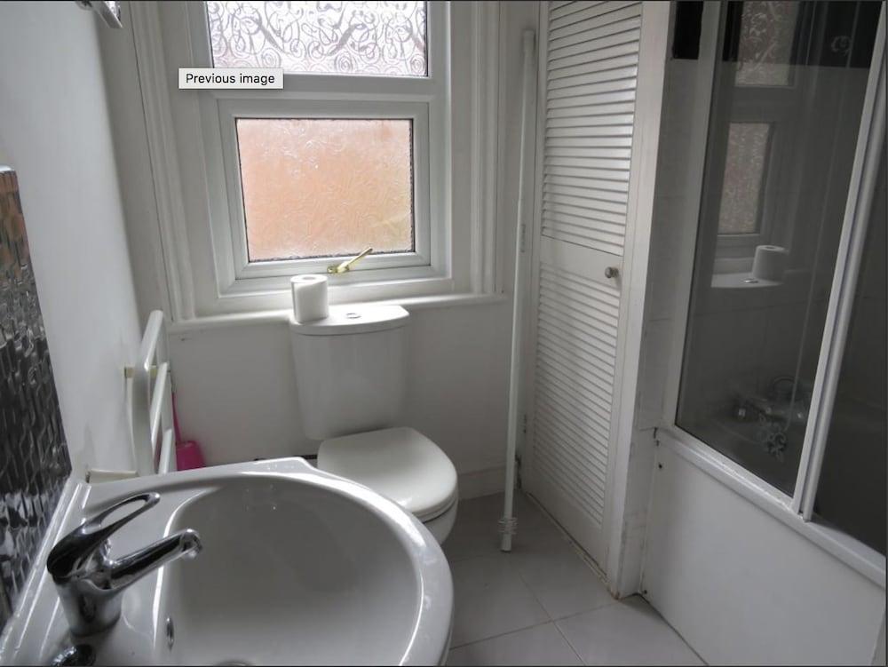 2 Bed Apartment in Basingstoke - Bathroom
