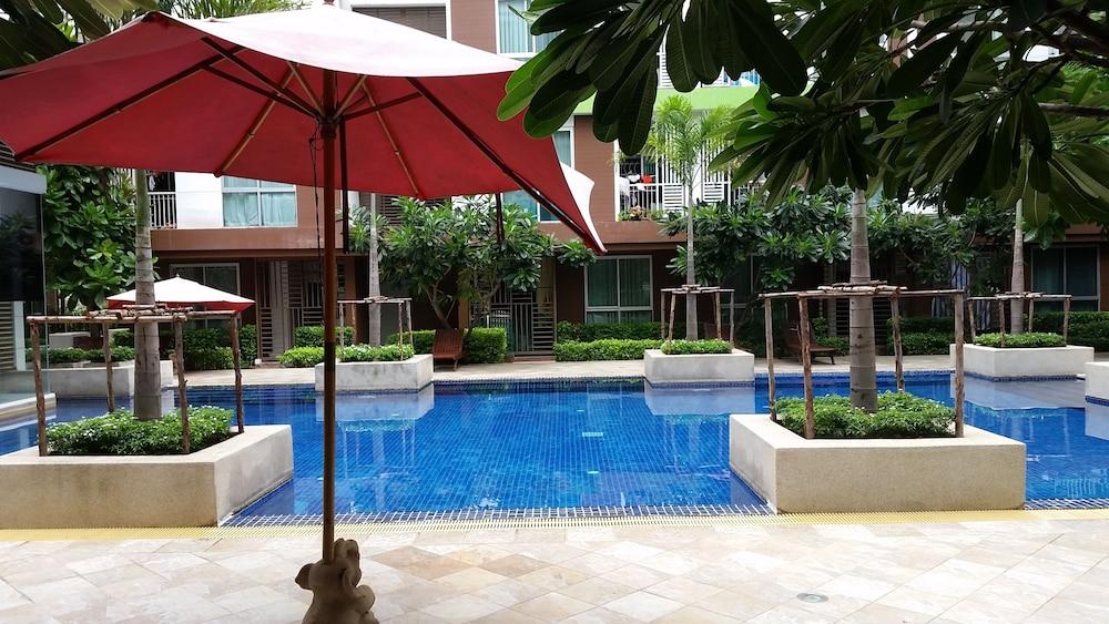 Apartment in Bangkok near Pool - Featured Image
