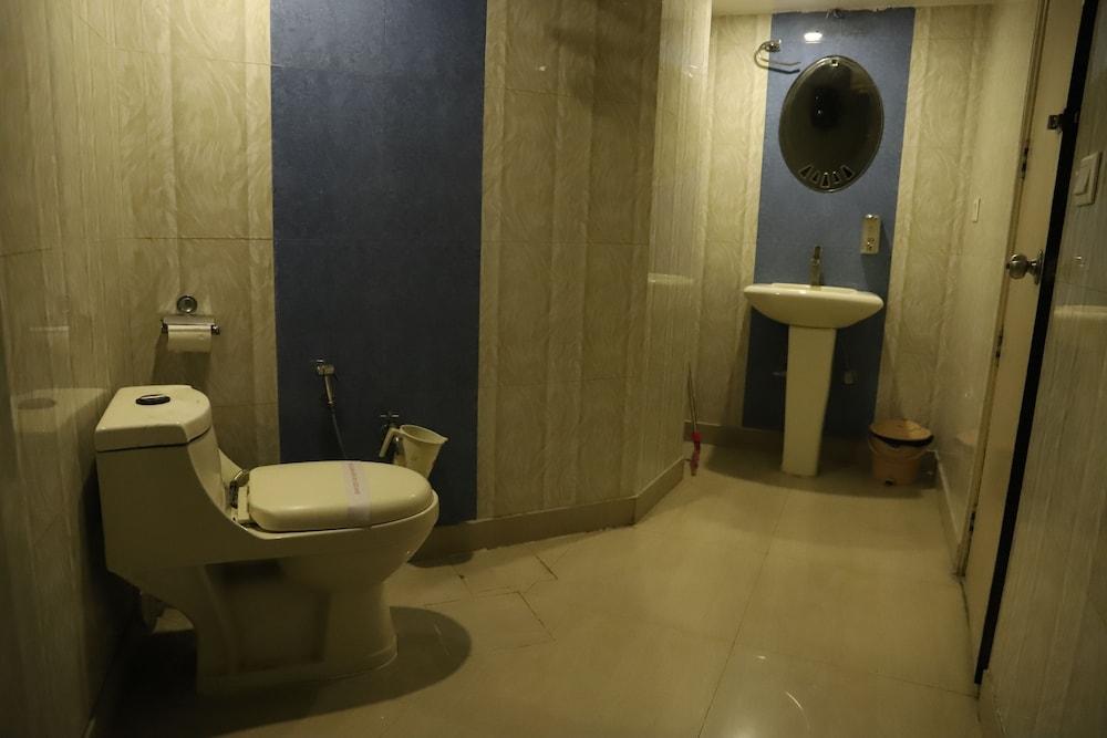 Airport Hotel Delhi Aerocity Inn - Bathroom